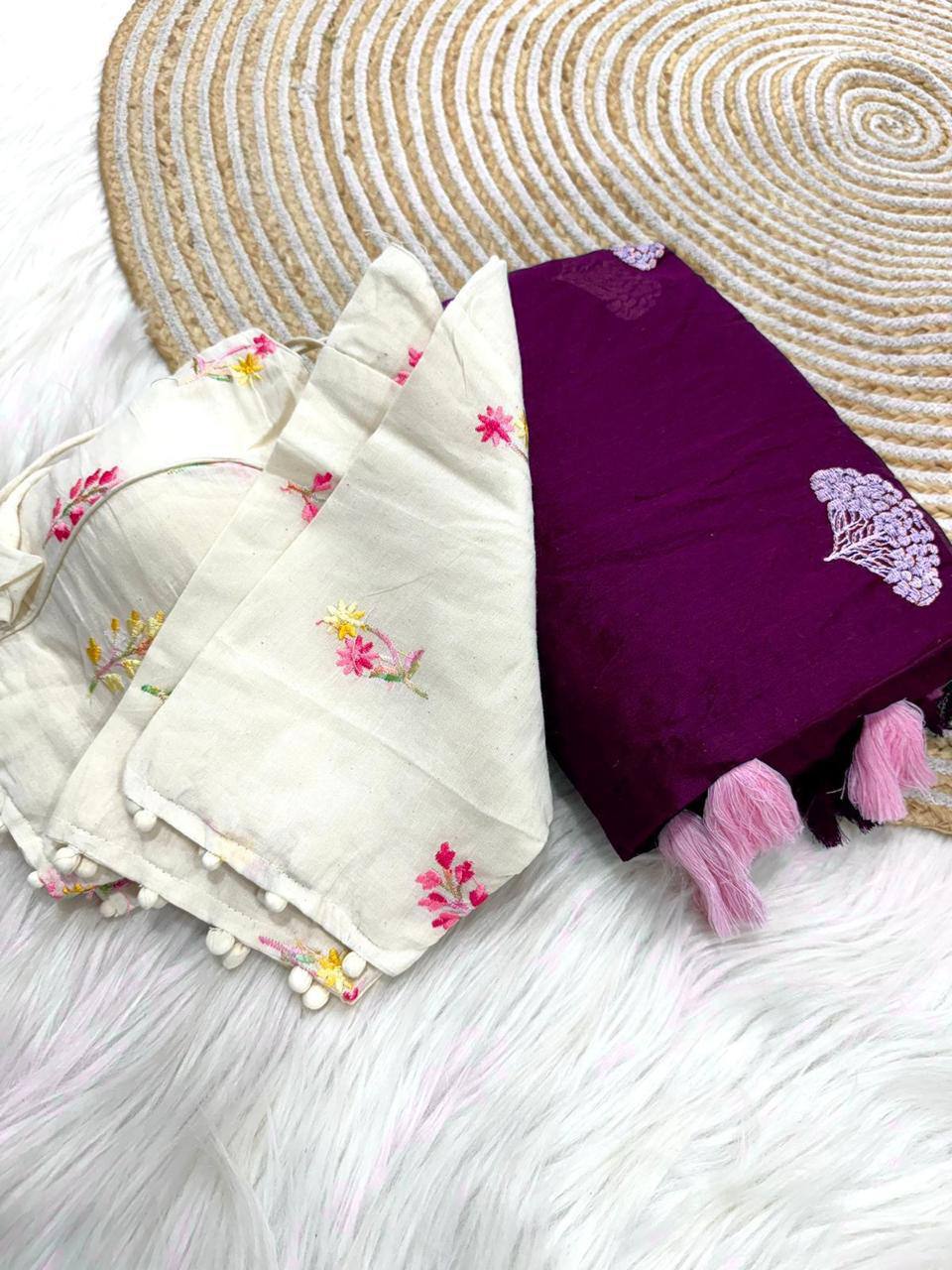 मल्टी थ्रेड वर्क वाली पार्टी वियर डिज़ाइनर साड़ी