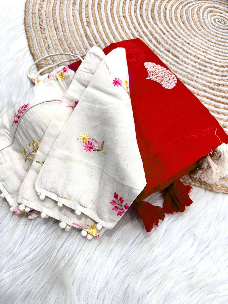 मल्टी थ्रेड वर्क वाली पार्टी वियर डिज़ाइनर साड़ी