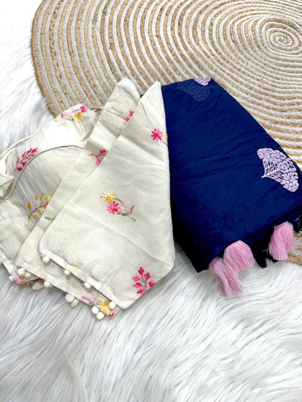 मल्टी थ्रेड वर्क वाली पार्टी वियर डिज़ाइनर साड़ी