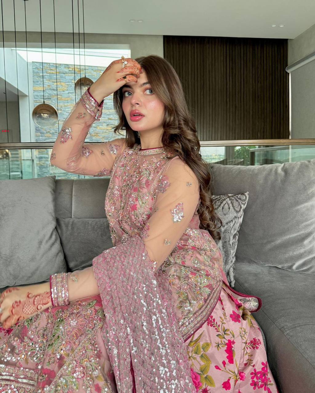 पार्टी वियर टॉप-गाउन और दुपट्टा थ्रेड और सीक्वेंस वर्क के साथ