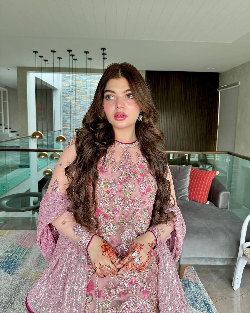 पार्टी वियर टॉप-गाउन और दुपट्टा थ्रेड और सीक्वेंस वर्क के साथ