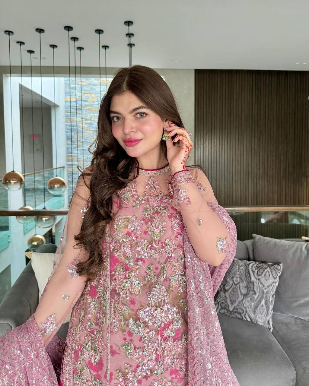 पार्टी वियर टॉप-गाउन और दुपट्टा थ्रेड और सीक्वेंस वर्क के साथ