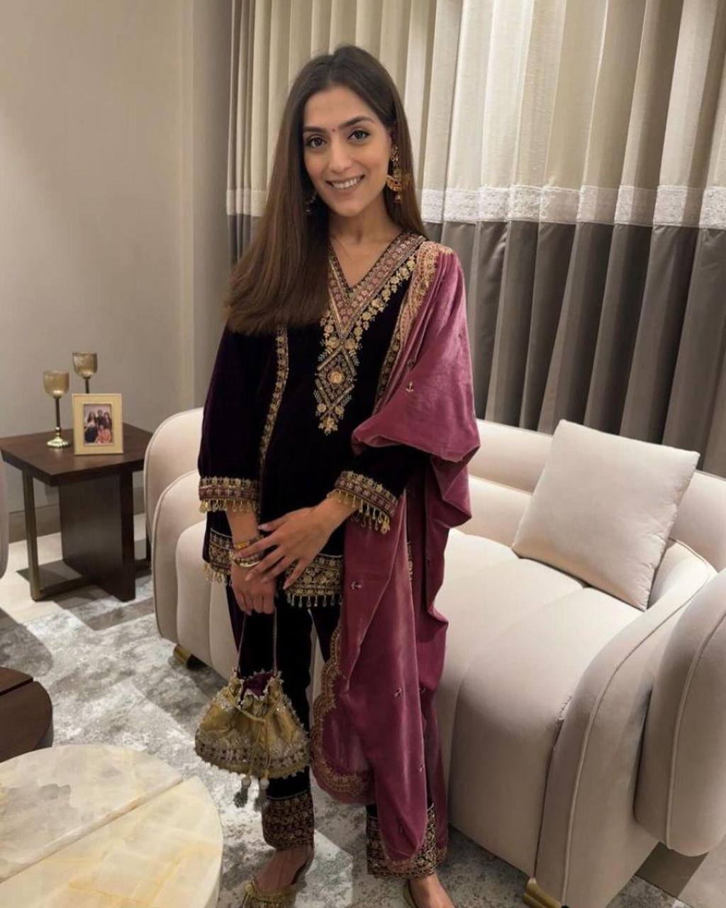 पार्टी वियर लुक सूट सेट थ्रेड और सीक्वेंस के साथ लेस बॉर्डर के साथ