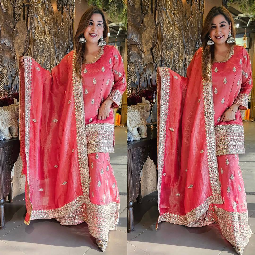 थ्रेड और सीक्वेंस वर्क वाला पार्टी वियर सूट सेट