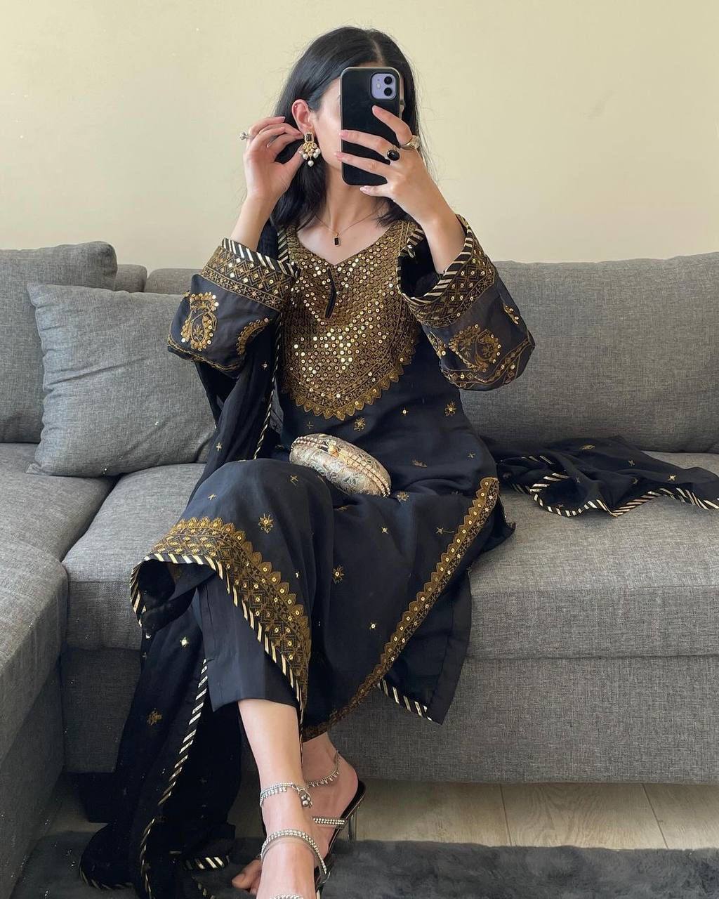 पार्टी वियर लुक सूट सेट थ्रेड और सीक्वेंस वर्क के साथ