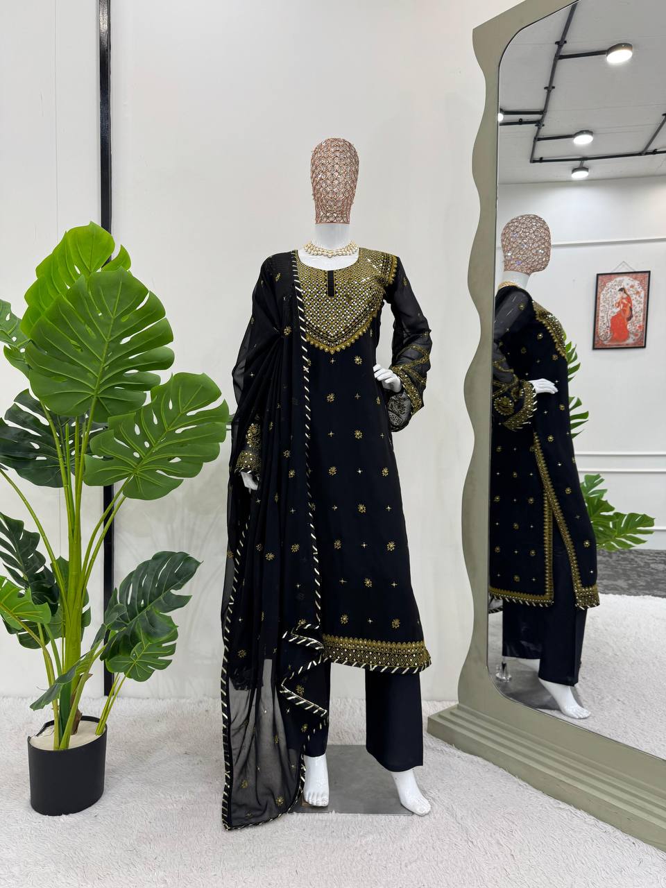 पार्टी वियर लुक सूट सेट थ्रेड और सीक्वेंस वर्क के साथ