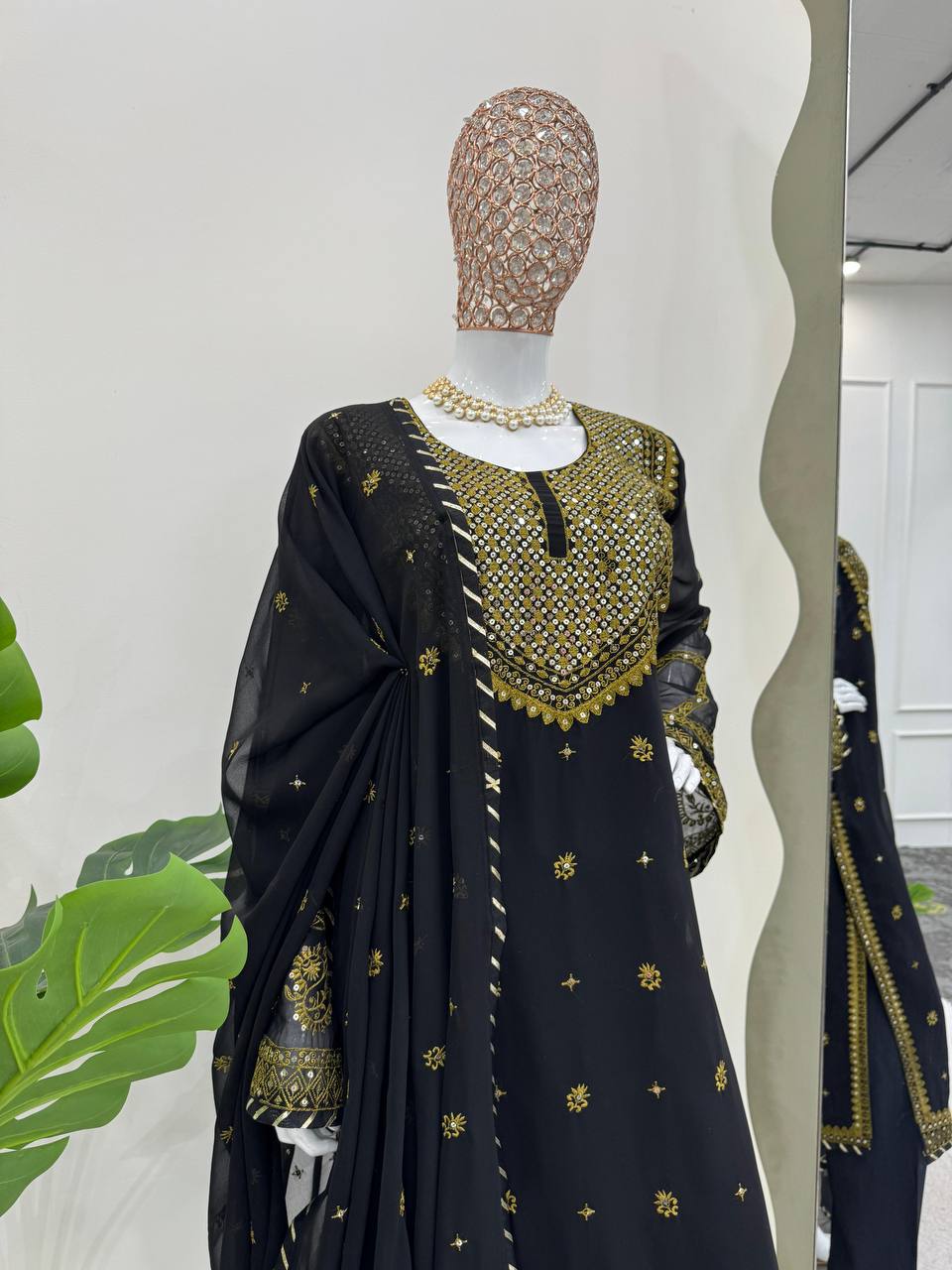 पार्टी वियर लुक सूट सेट थ्रेड और सीक्वेंस वर्क के साथ