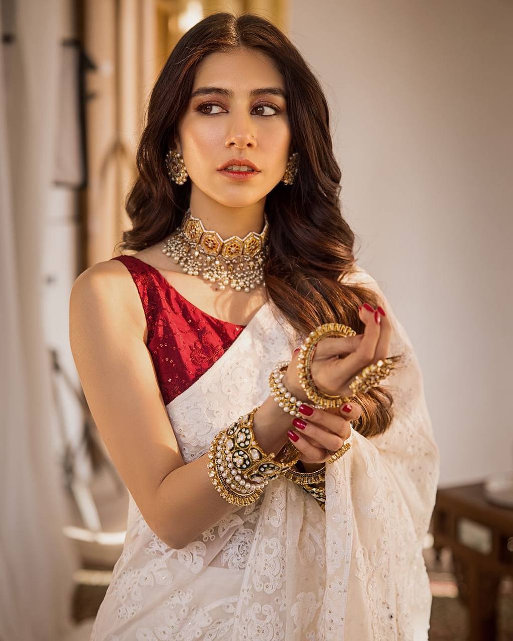 पार्टी वियर लुक के लिए खूबसूरत सीक्वेंस वर्क वाली साड़ी