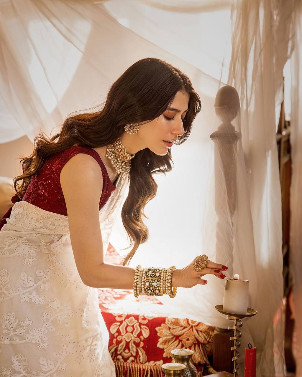 पार्टी वियर लुक के लिए खूबसूरत सीक्वेंस वर्क वाली साड़ी