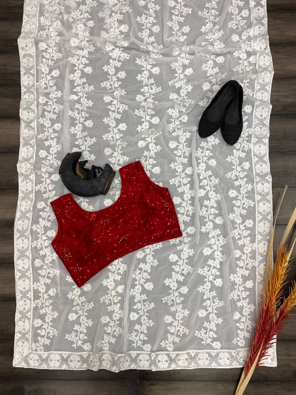 पार्टी वियर लुक के लिए खूबसूरत सीक्वेंस वर्क वाली साड़ी