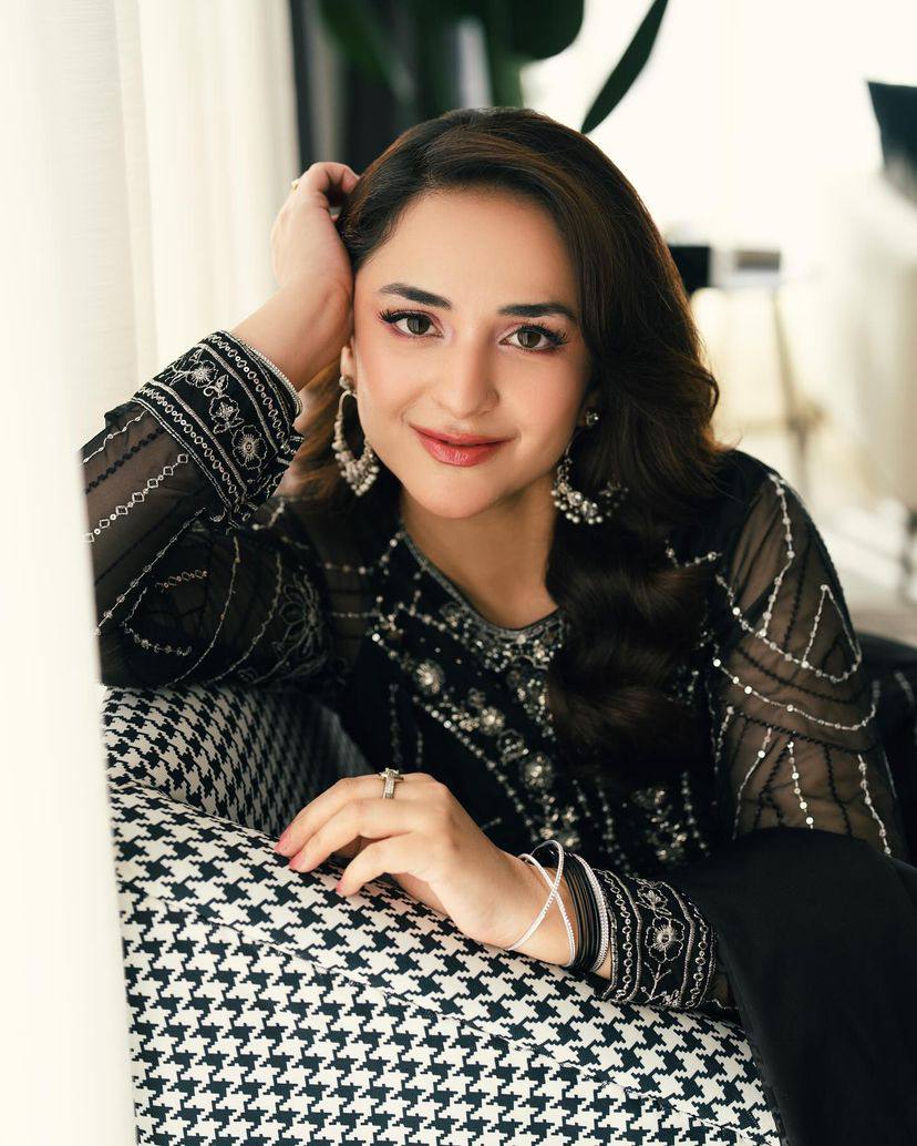 पार्टी वियर लुक डिज़ाइनर टॉप और बॉटम दुपट्टे के साथ