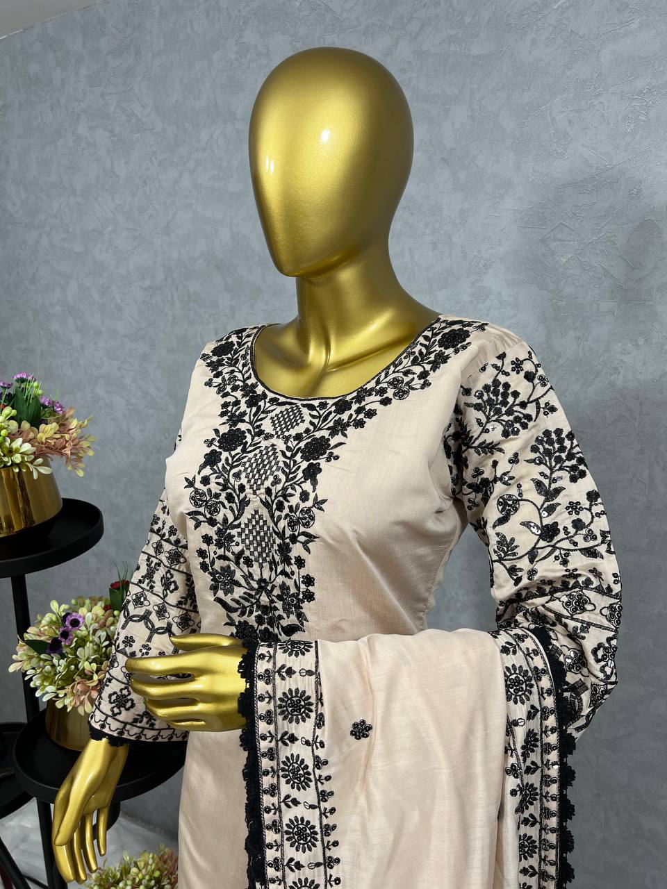 फैंसी कढ़ाई अनुक्रम कार्य के साथ सुंदर टॉप-बॉटम और दुपट्टा