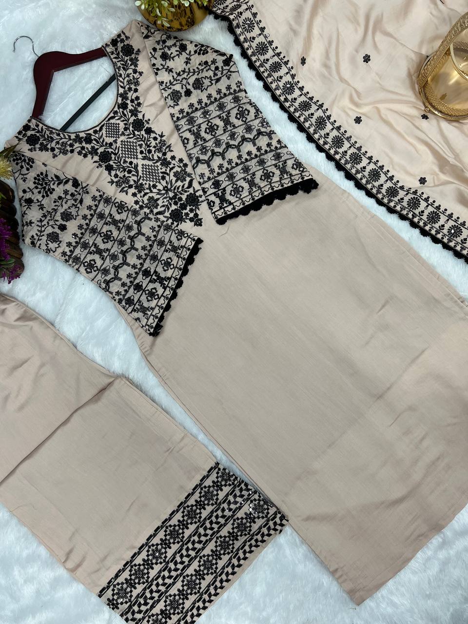 फैंसी कढ़ाई अनुक्रम कार्य के साथ सुंदर टॉप-बॉटम और दुपट्टा