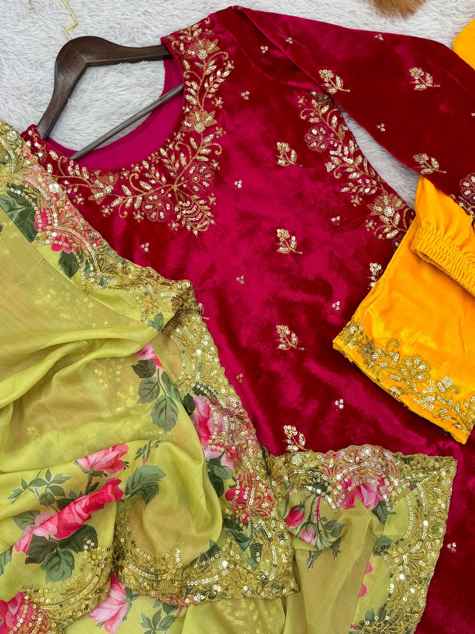 पार्टी वियर खूबसूरत टॉप-पेंट और दुपट्टा सीक्वेंस वर्क के साथ