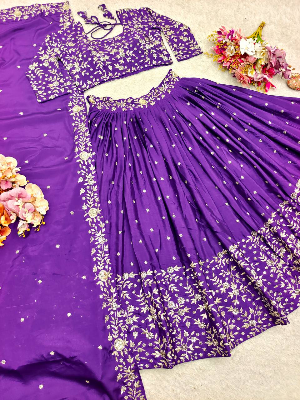 कढ़ाई अनुक्रम कार्य के साथ डिजाइनर पार्टी पहनने लहंगा चोली