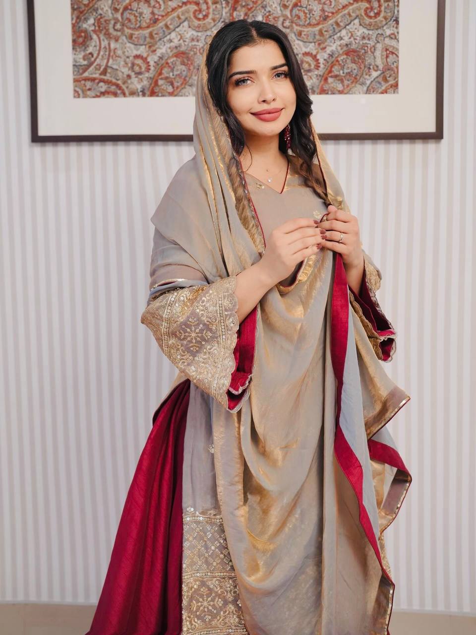 कढ़ाई अनुक्रम कार्य के साथ डिजाइनर सूट सेट