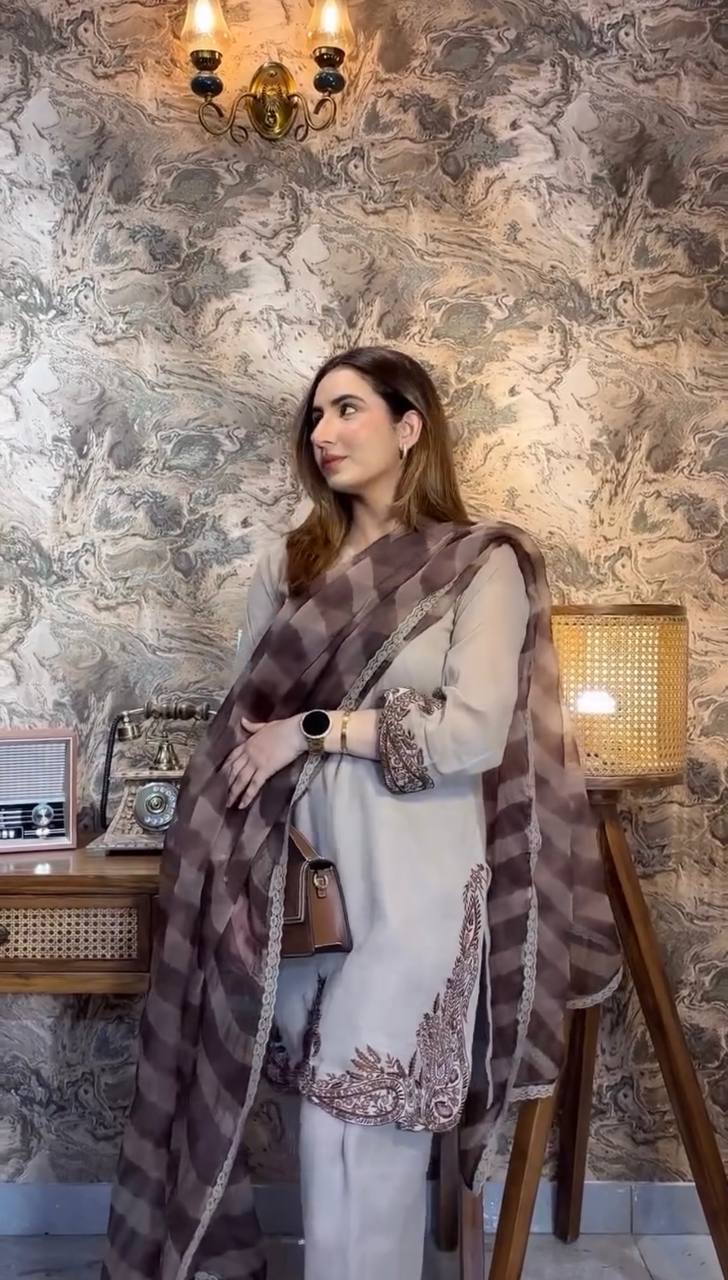 टॉप-बॉटम और दुपट्टे के साथ डिज़ाइनर सूट सेट