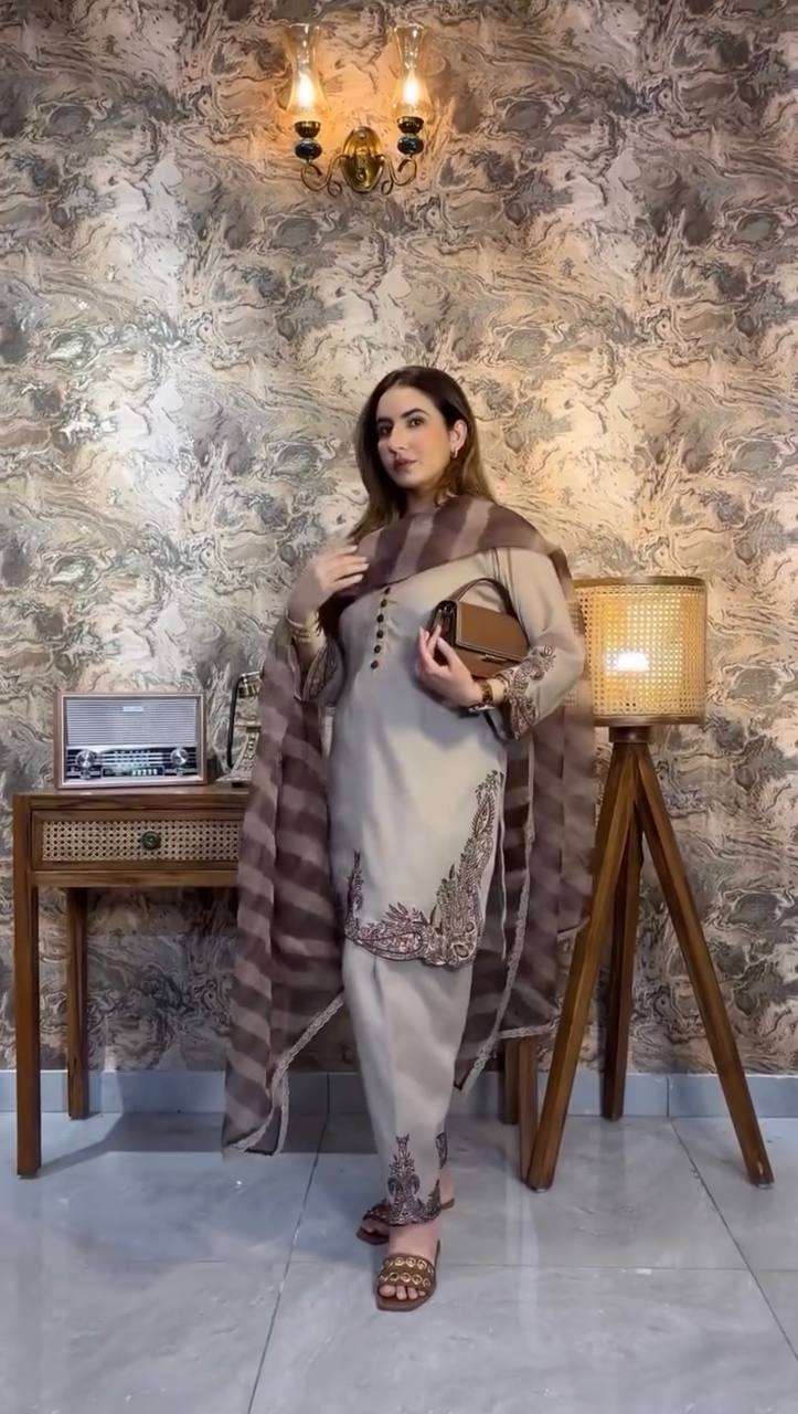 टॉप-बॉटम और दुपट्टे के साथ डिज़ाइनर सूट सेट