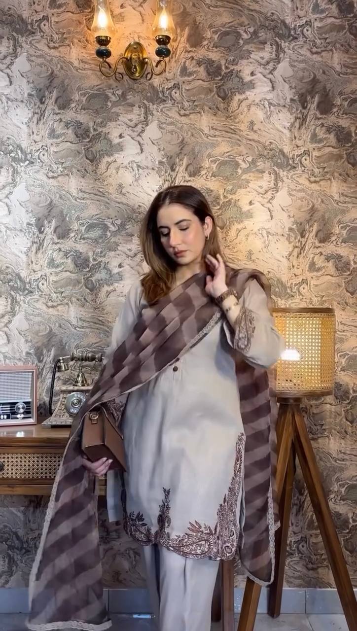 टॉप-बॉटम और दुपट्टे के साथ डिज़ाइनर सूट सेट