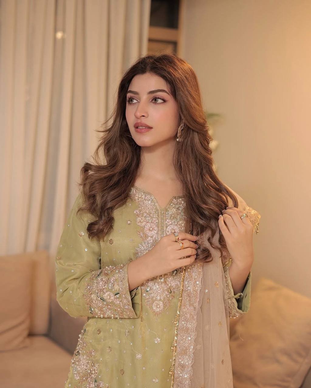 पार्टी वियर लुक डिज़ाइनर टॉप और बॉटम दुपट्टे के साथ