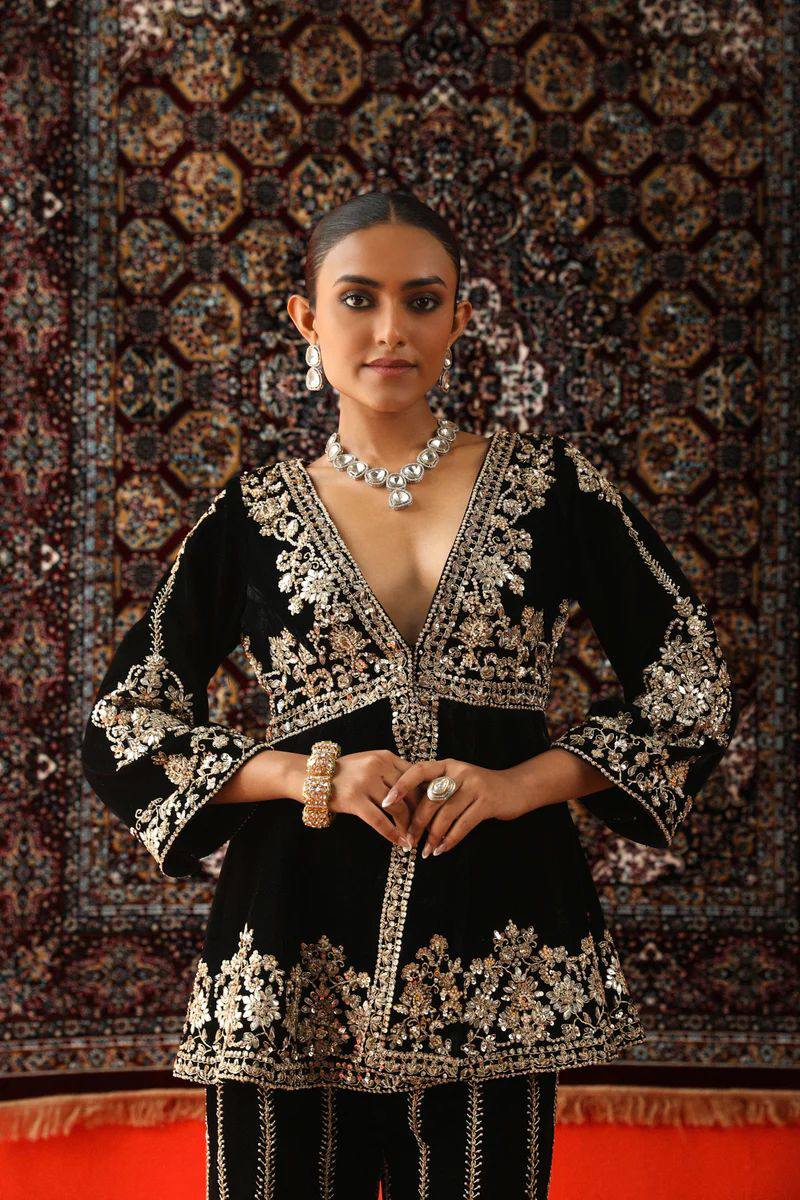 पार्टी वियर टॉप-बॉटम और दुपट्टा थ्रेड और सीक्वेंस वर्क के साथ