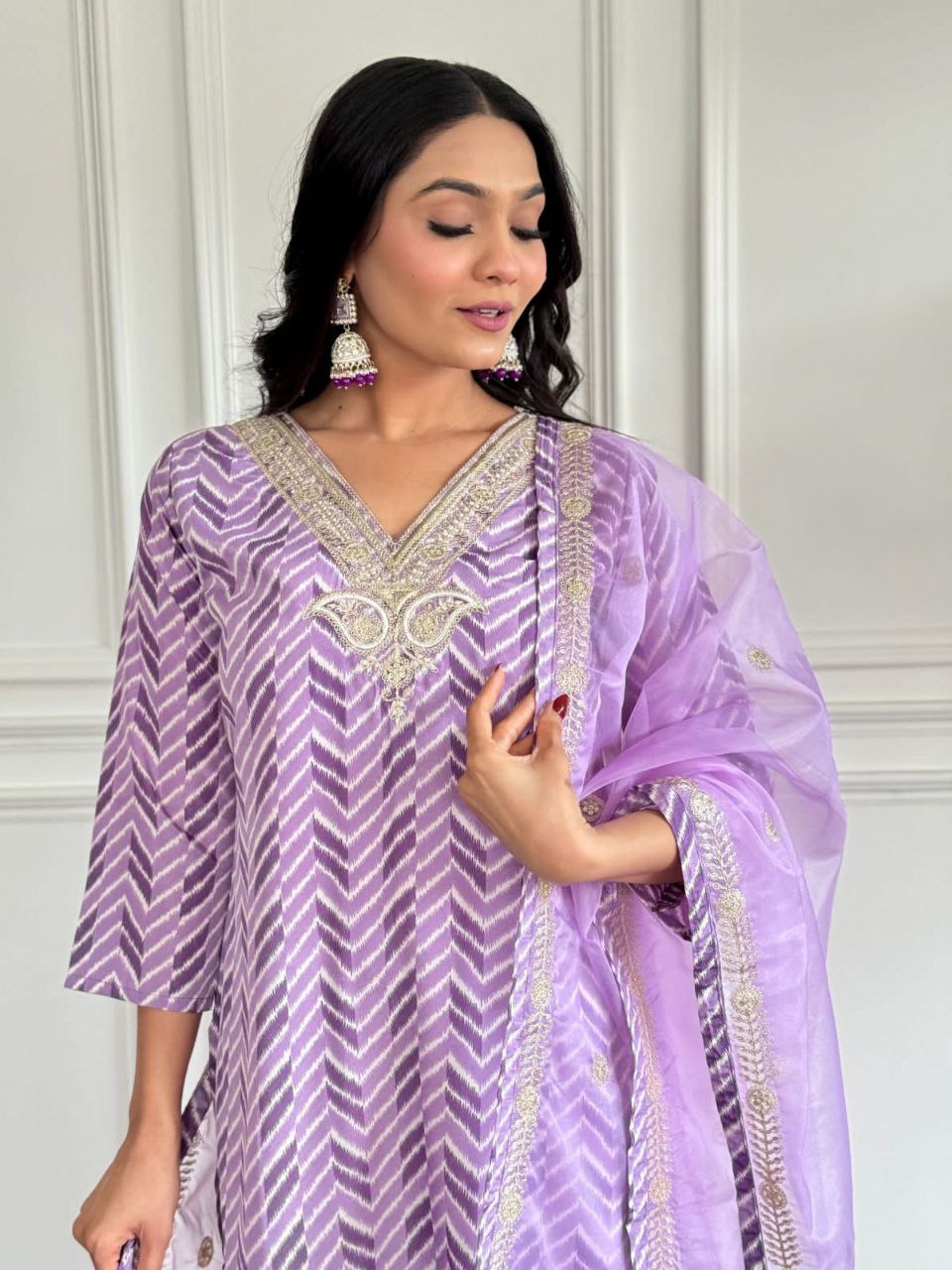 पार्टी वियर लुक: दुपट्टे के साथ टॉप और बॉटम में खूबसूरत दिखें