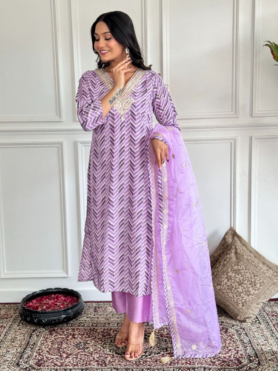 पार्टी वियर लुक: दुपट्टे के साथ टॉप और बॉटम में खूबसूरत दिखें