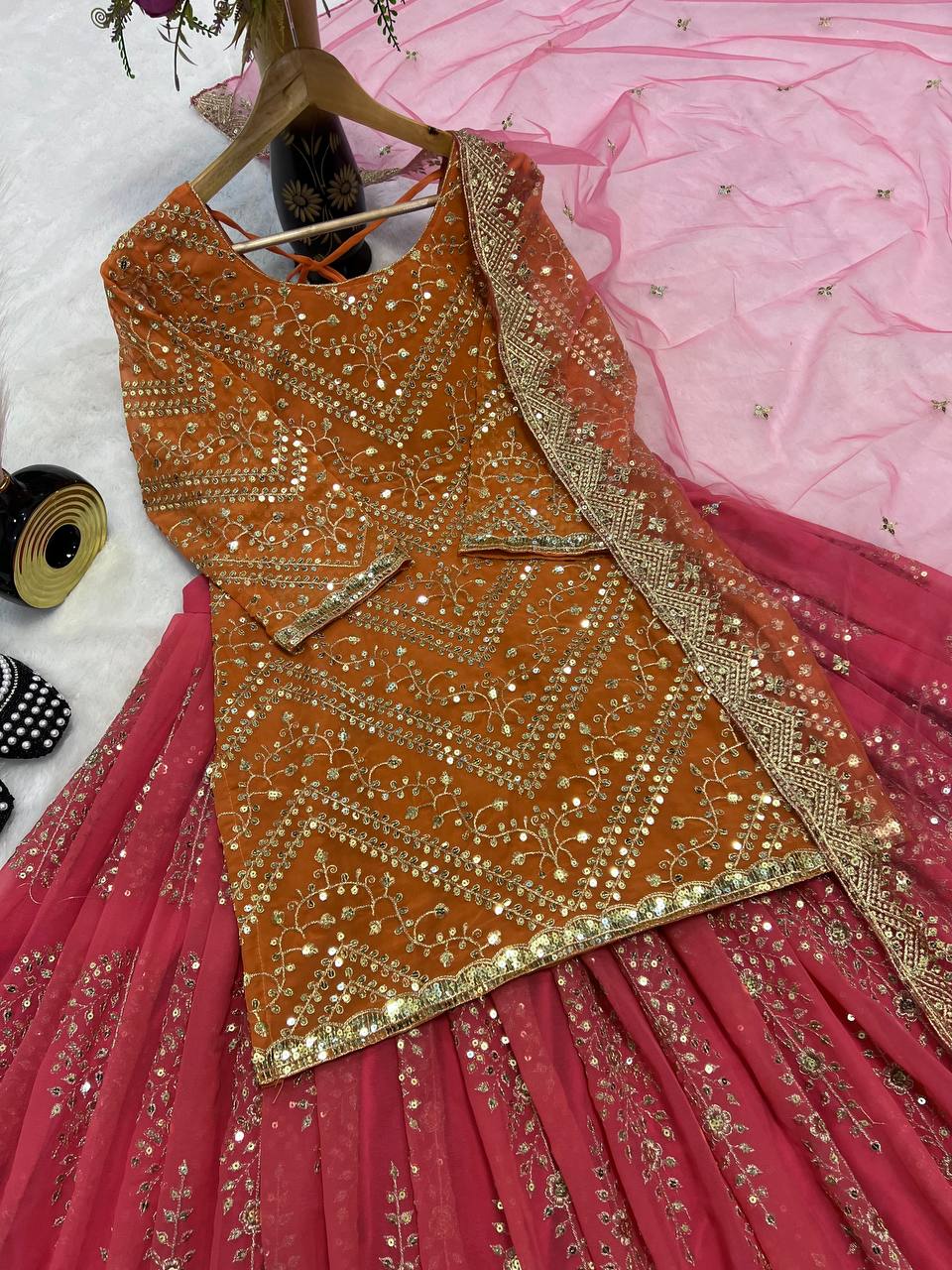 सीक्वेंस फैंसी बॉर्डर वर्क के साथ पार्टी वियर डिज़ाइनर सूट सेट