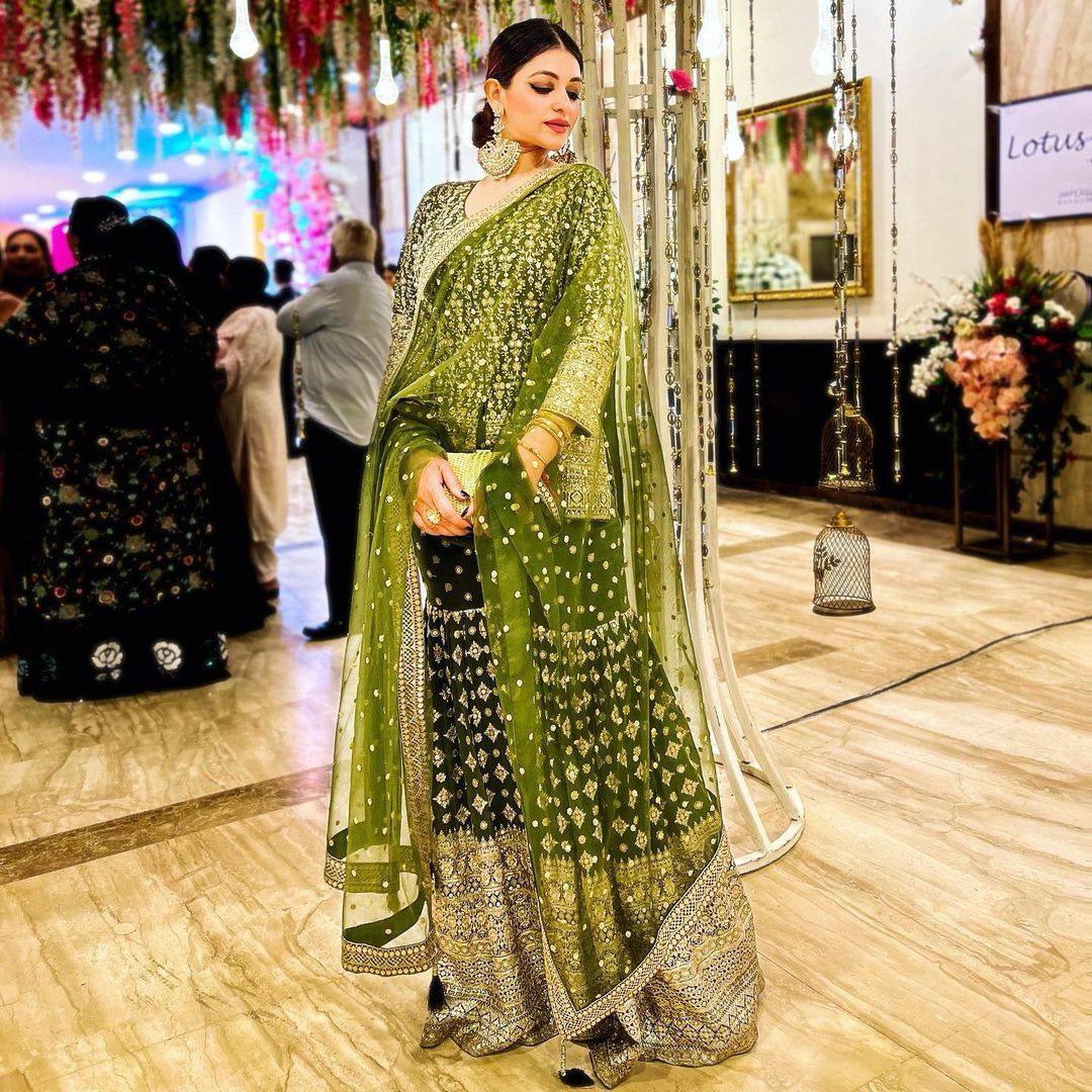 पार्टी वियर लुक: दुपट्टे के साथ टॉप और बॉटम में खूबसूरत दिखें