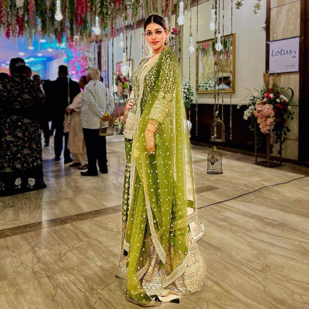 पार्टी वियर लुक: दुपट्टे के साथ टॉप और बॉटम में खूबसूरत दिखें