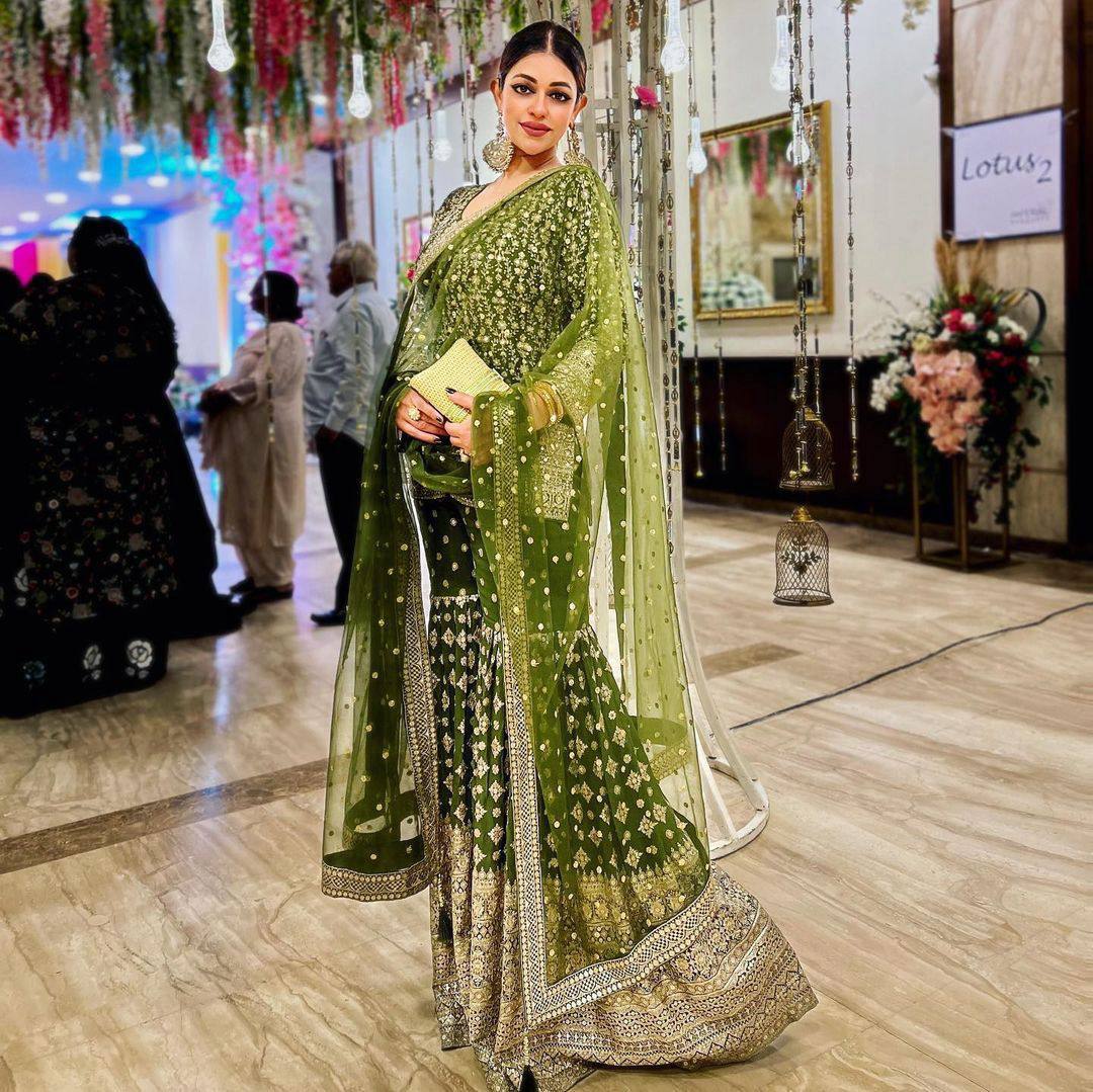 पार्टी वियर लुक: दुपट्टे के साथ टॉप और बॉटम में खूबसूरत दिखें