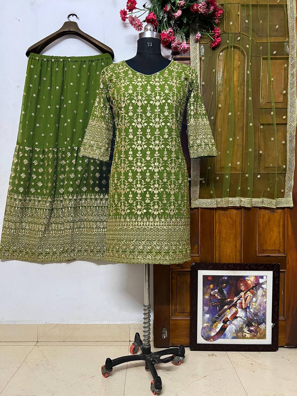 पार्टी वियर लुक: दुपट्टे के साथ टॉप और बॉटम में खूबसूरत दिखें