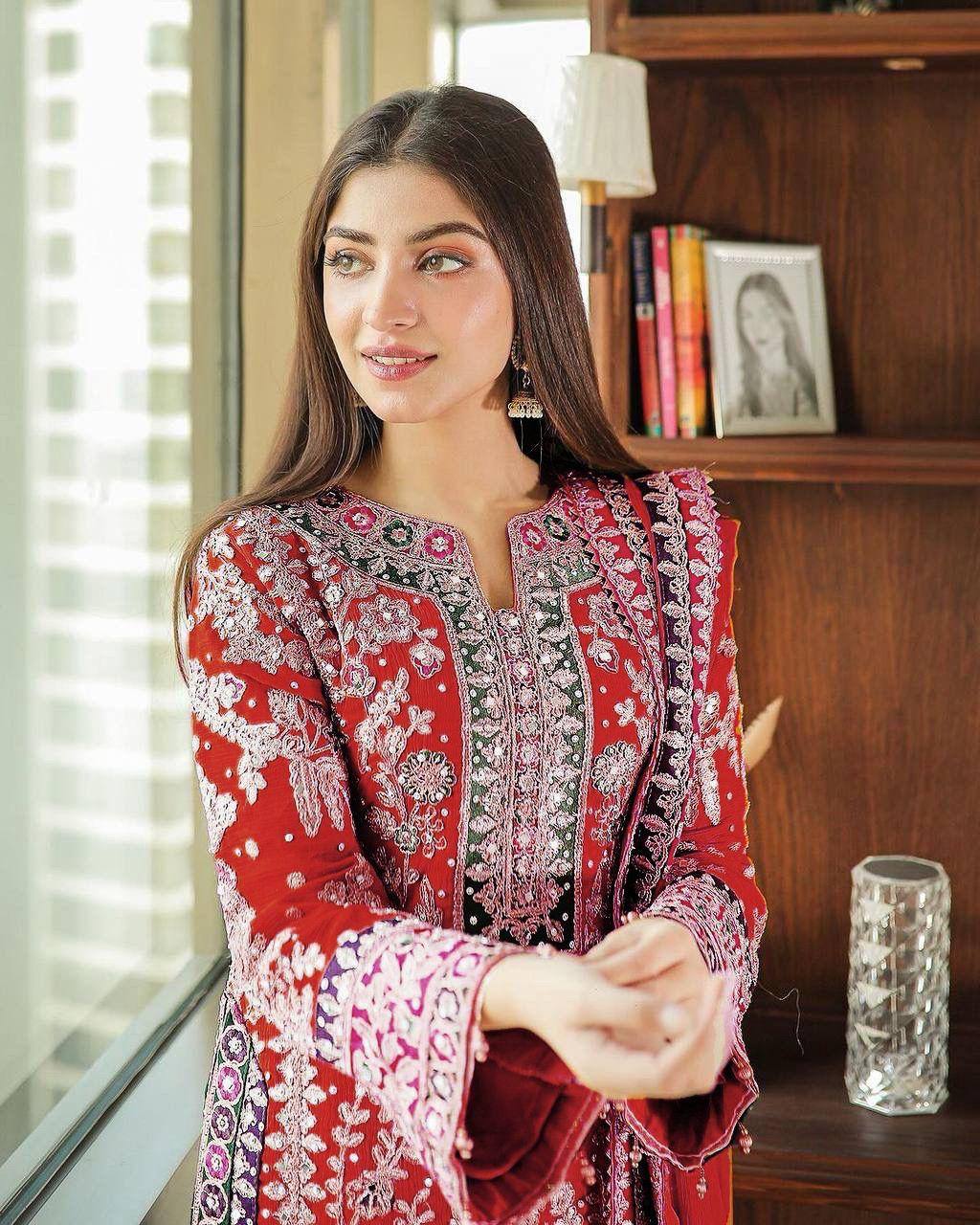 पार्टी वियर लुक डिज़ाइनर टॉप और बॉटम दुपट्टे के साथ