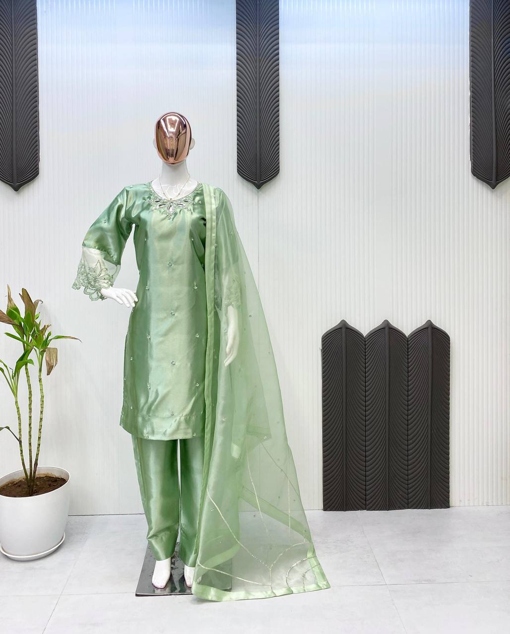 डिज़ाइनर पार्टी वियर लुक टॉप और बॉटम और खूबसूरत दुपट्टा