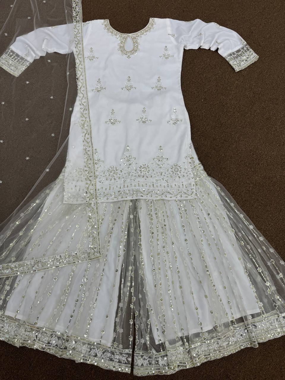 डिज़ाइनर टॉप - कढ़ाई और सेक्विन वर्क के साथ दुपट्टे के साथ शरारा