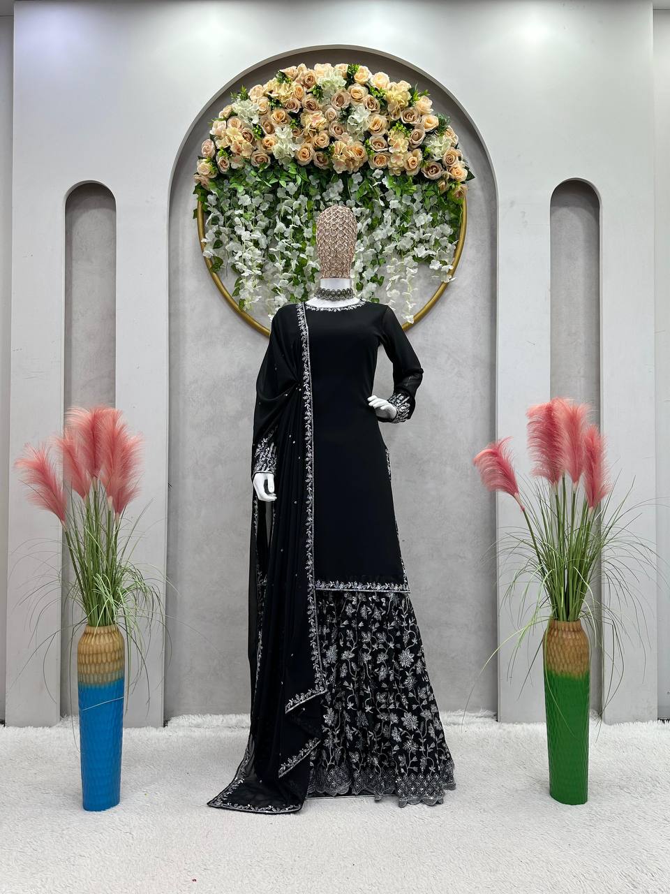 पार्टी वियर खूबसूरत टॉप-बॉटम और दुपट्टा