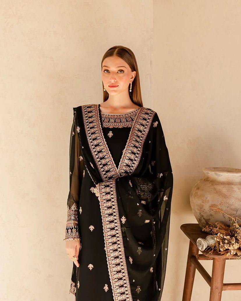 पार्टी वियर लुक: दुपट्टे के साथ टॉप और बॉटम में खूबसूरत दिखें