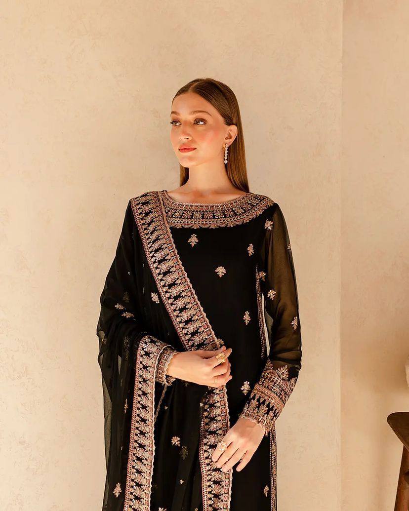 पार्टी वियर लुक: दुपट्टे के साथ टॉप और बॉटम में खूबसूरत दिखें