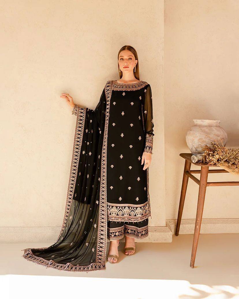 पार्टी वियर लुक: दुपट्टे के साथ टॉप और बॉटम में खूबसूरत दिखें