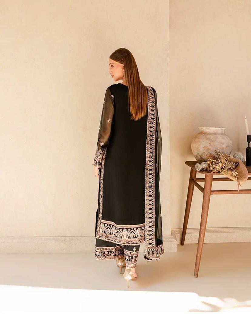 पार्टी वियर लुक: दुपट्टे के साथ टॉप और बॉटम में खूबसूरत दिखें