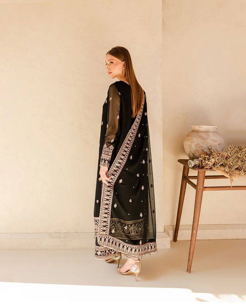 पार्टी वियर लुक: दुपट्टे के साथ टॉप और बॉटम में खूबसूरत दिखें