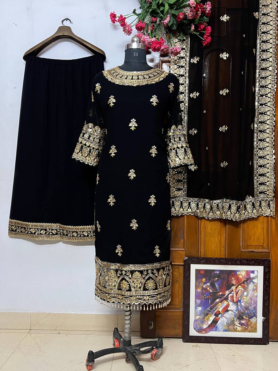 पार्टी वियर लुक: दुपट्टे के साथ टॉप और बॉटम में खूबसूरत दिखें