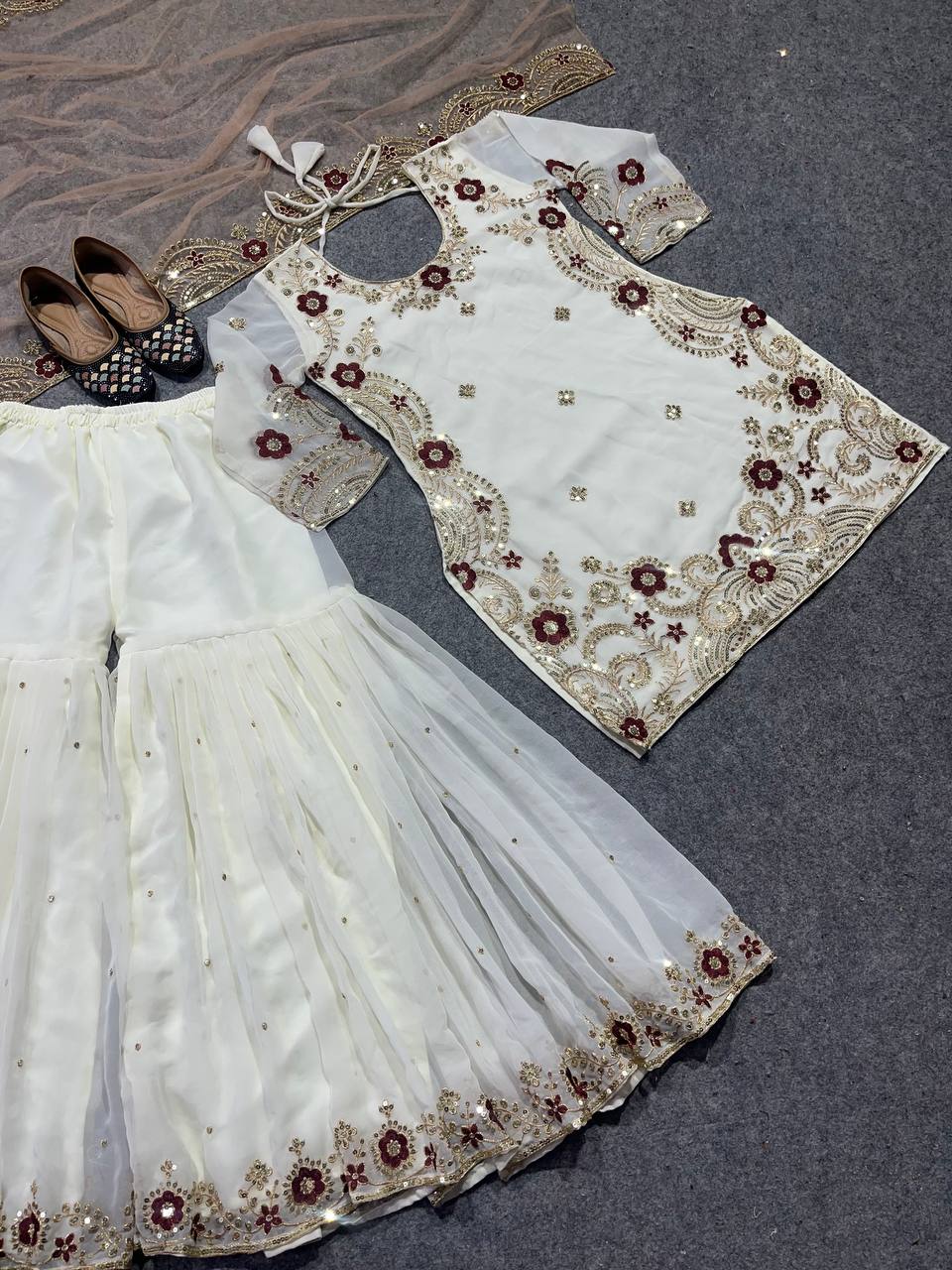 कढ़ाई के काम के साथ पार्टी वियर शरारा टॉप और दुपट्टा