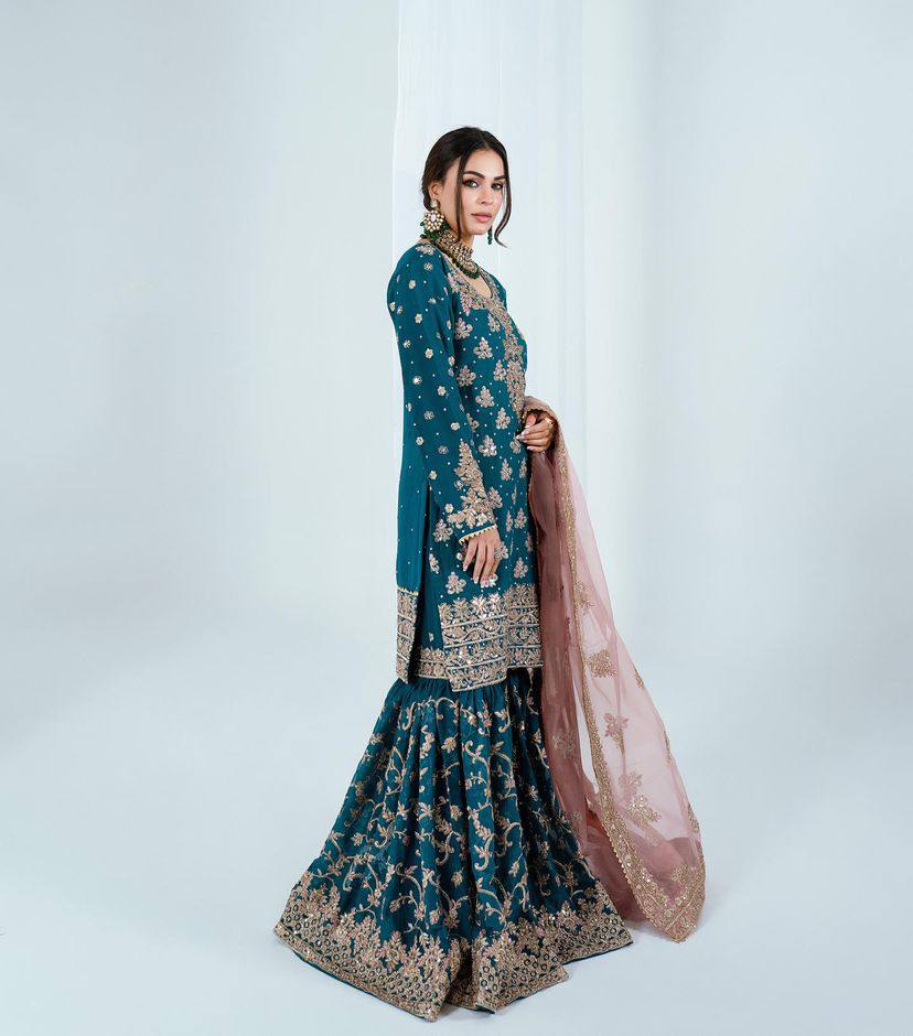 पार्टी वियर लुक डिज़ाइनर टॉप और बॉटम दुपट्टे के साथ