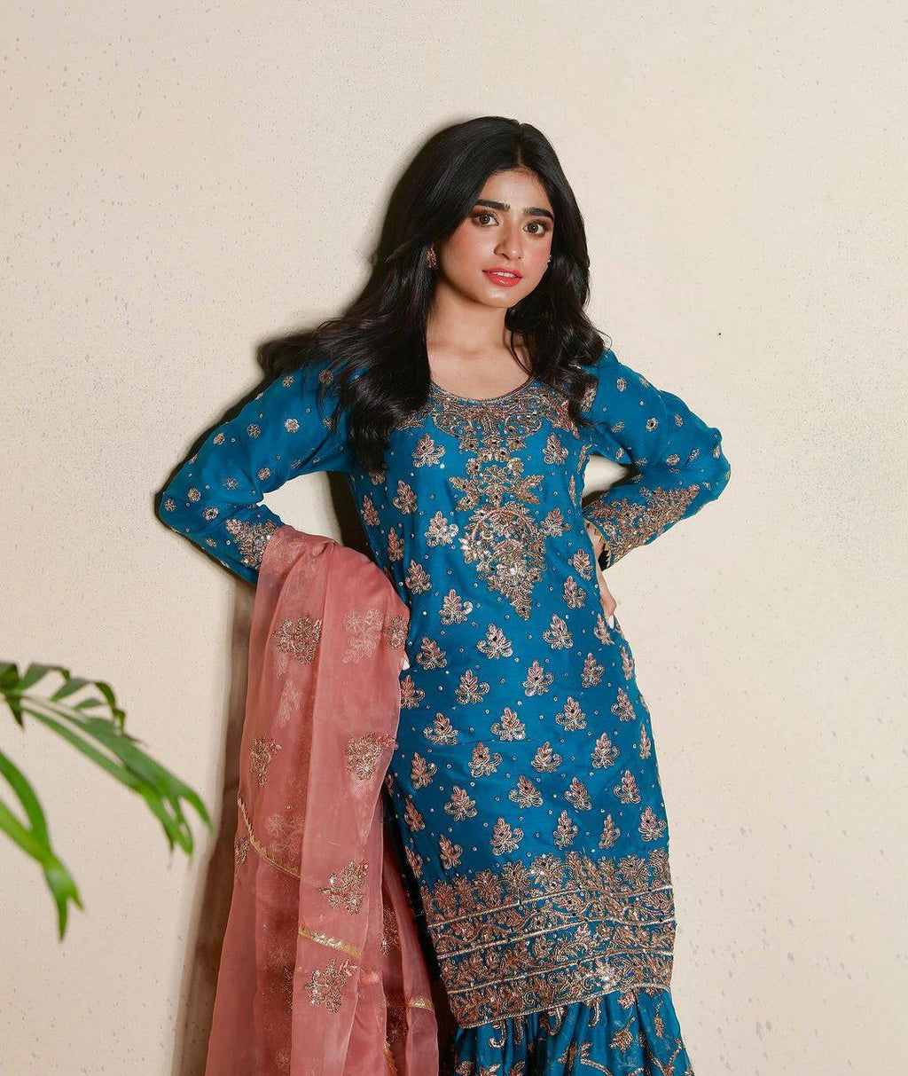 पार्टी वियर लुक डिज़ाइनर टॉप और बॉटम दुपट्टे के साथ