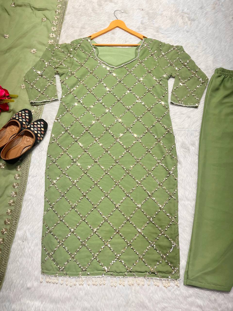 पार्टी वियर सुंदर टॉप बॉटम और फैंसी दुपट्टा