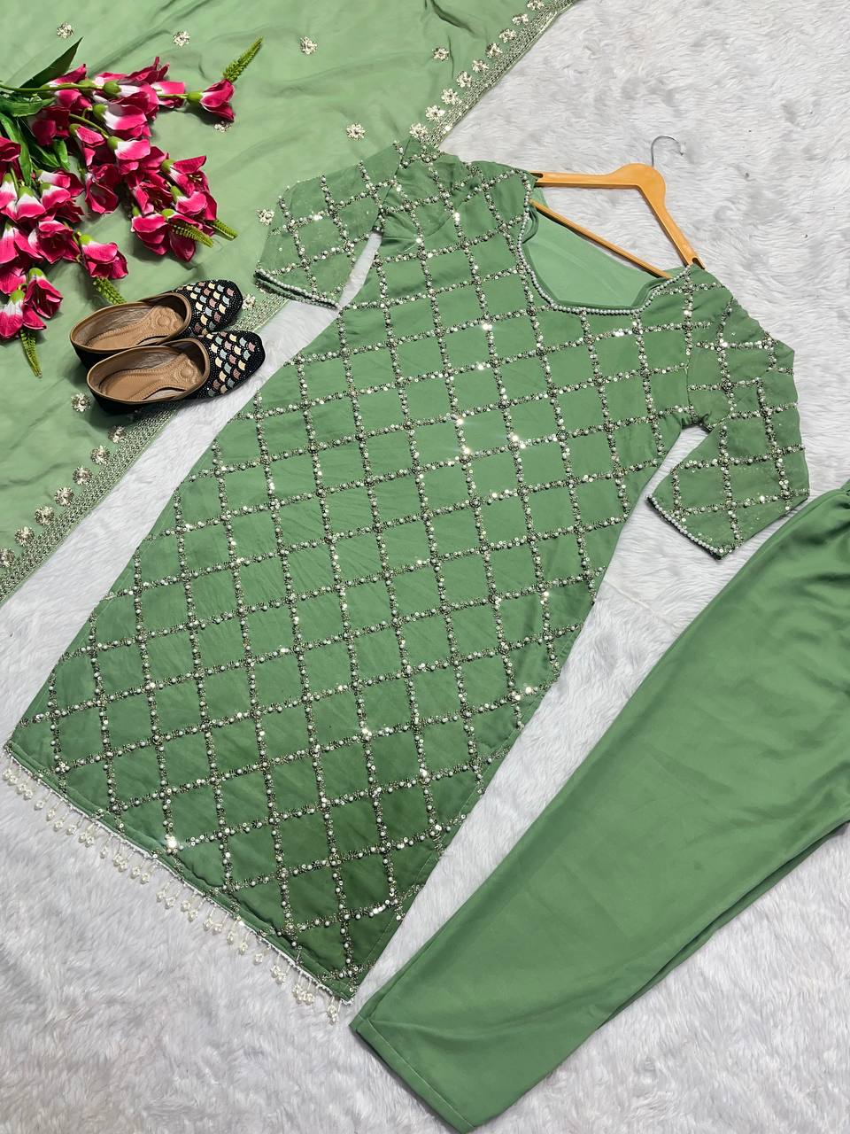 पार्टी वियर सुंदर टॉप बॉटम और फैंसी दुपट्टा