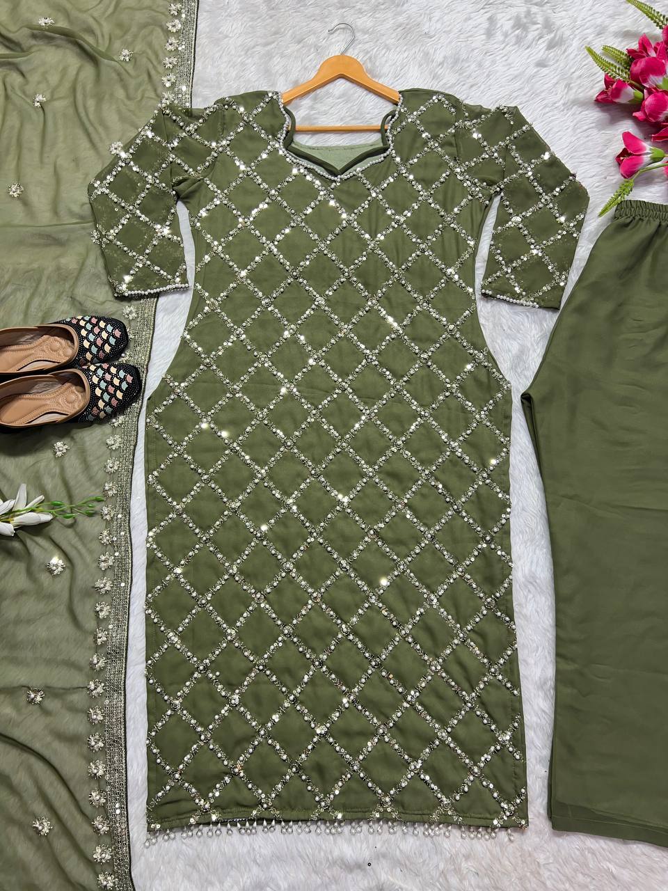 पार्टी वियर सुंदर टॉप बॉटम और फैंसी दुपट्टा