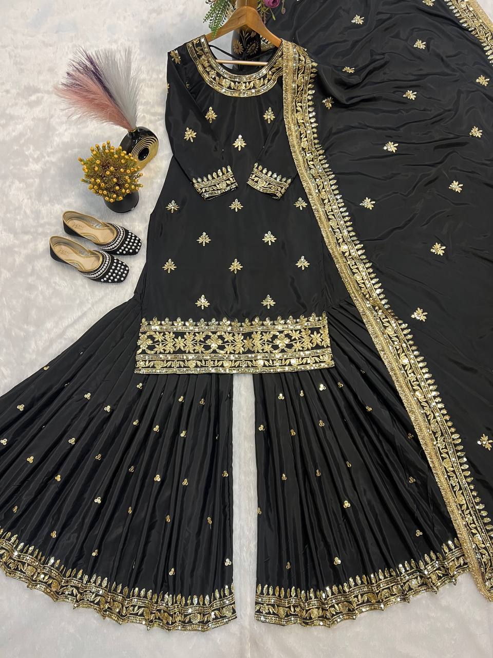 कढ़ाई अनुक्रम कार्य के साथ पार्टी पहनने सुंदर सूट