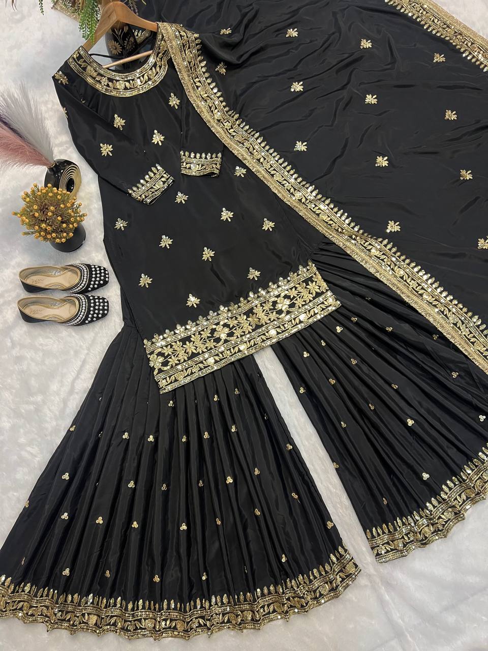 कढ़ाई अनुक्रम कार्य के साथ पार्टी पहनने सुंदर सूट